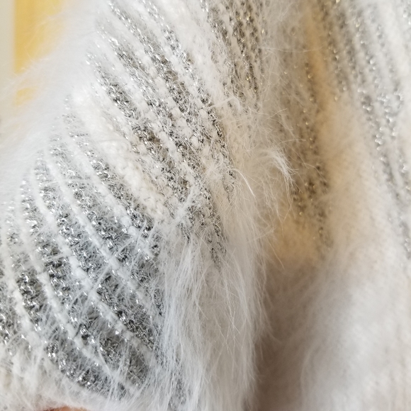 Jennifer Lopez Soft 3/4 Sleeve Winter Wonderland Sweater - Picture 6 of 10